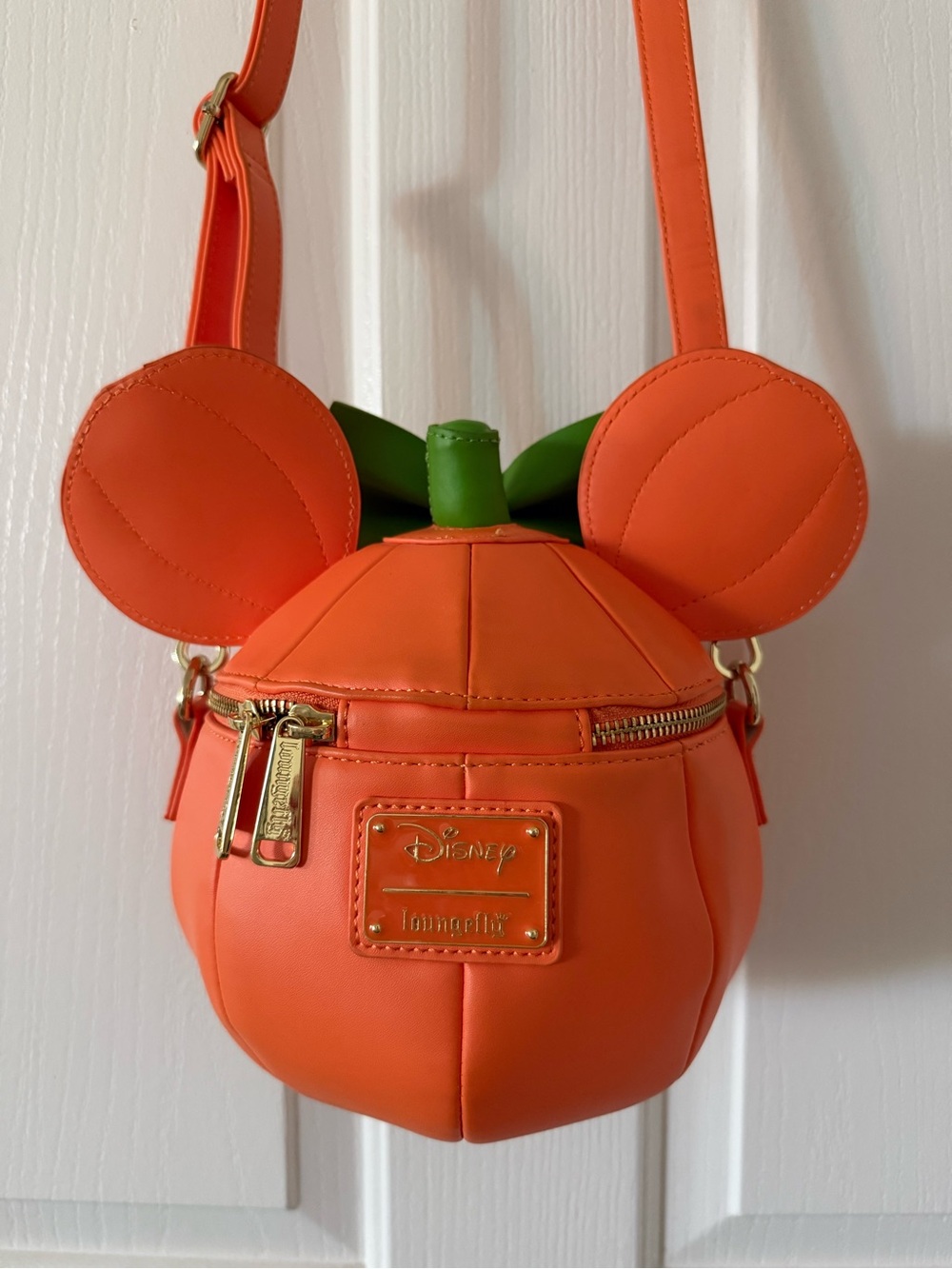 Loungefly Glow in the Dark Minnie Mouse Pumpkin Crossbody Bag - Picture 5 of 9